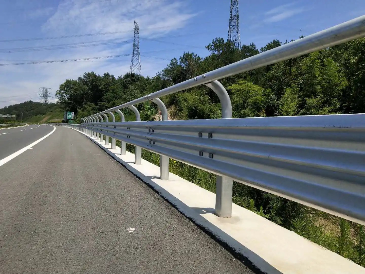 太钢与山西交控签署战略协议合作开发公路安全防护不锈钢波形梁护栏